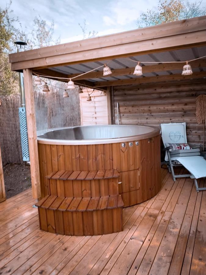 Cabane Au Style Scandinave Et Son Bain Nordique Бульон Экстерьер фото